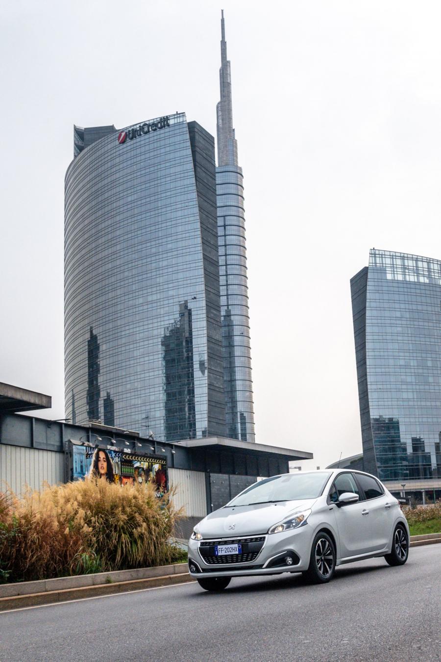  Peugeot 208 Signature 2018 года  (фото 2 из 17)